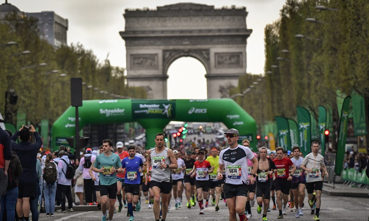Runners participate in the Paris Marathon on April 7, 2024 in Paris, France. Photo: VCG