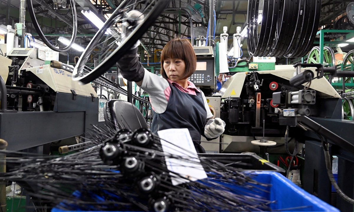 A worker checks e-bike parts at a factory of Giant Bicycles, the world's largest bicycle manufacturer, in Taichung, the Taiwan island of China, on May 21, 2019. Photo: AFP