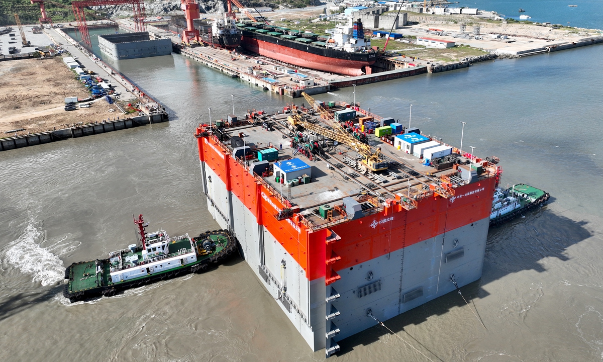 Tugboats maneuver a prefabricated part of the Xiamen-Kinmen bridge (Xiamen section) off a shipyard in Quanzhou, East China's Fujian Province on July 4, 2024. The component, which weighs 14,000 tons, will form a key undersea part of the bridge. 
Photo: cnsphoto