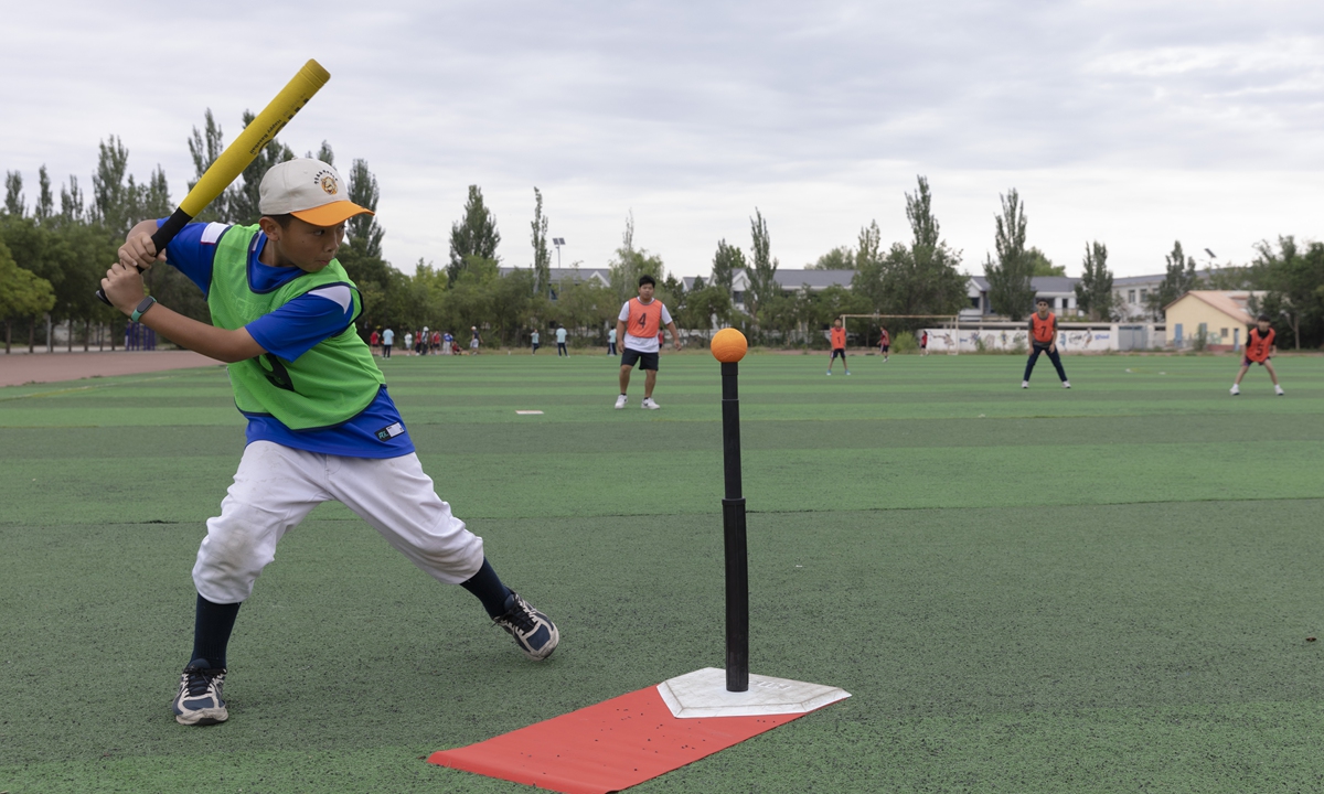 Students from Taiwan and the Chinese mainland play baseball at a high school in Yinchuan, capital of Northwest China's Ningxia Hui Autonomous Region, on July 7, 2024. The students from Taiwan are participating in an exchange program from July 2 to 10, during which they are learning about the history and culture of Ningxia, experiencing the development achievements of the mainland, and establishing friendships and connections with youth from the mainland. Photo: VCG