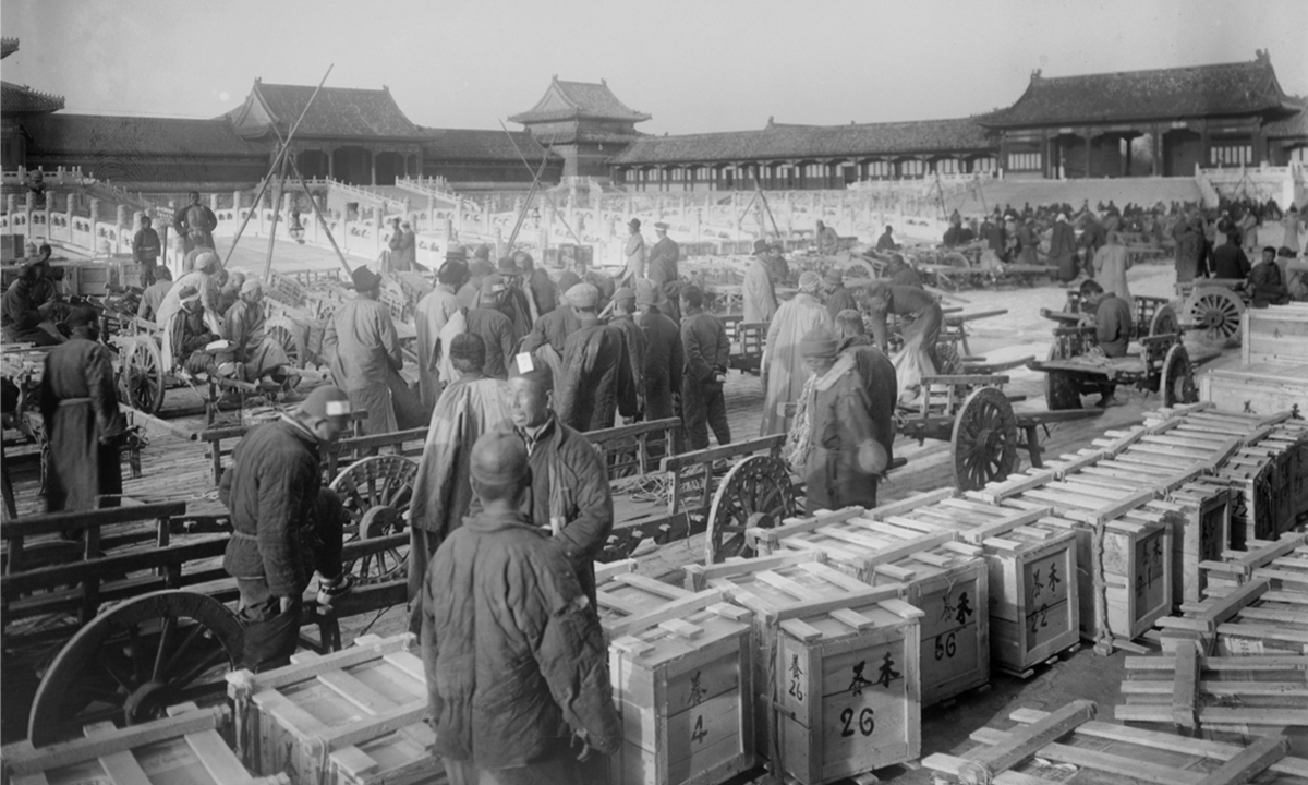 People prepare for the southward evacuation of the Palace Museum's artifacts in Beijing in 1933 Photo: Courtesy of the Palace Museum