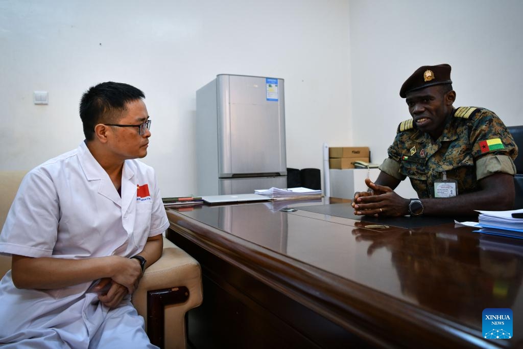 Pang Yong (L), leader of the Chinese medical team, communicates with Ramalho Cunda, Director of the China-Guinea-Bissau Friendship Hospital, in Bissau, Guinea-Bissau, on July 8, 2024. The 20th batch of Chinese medical team to Guinea-Bissau has been providing medical services for locals since May this year. China has sent about 400 medical workers to Guinea-Bissau since 1976, treating more than 200,000 patients and performing about 8,000 surgeries. (Photo: Xinhua)