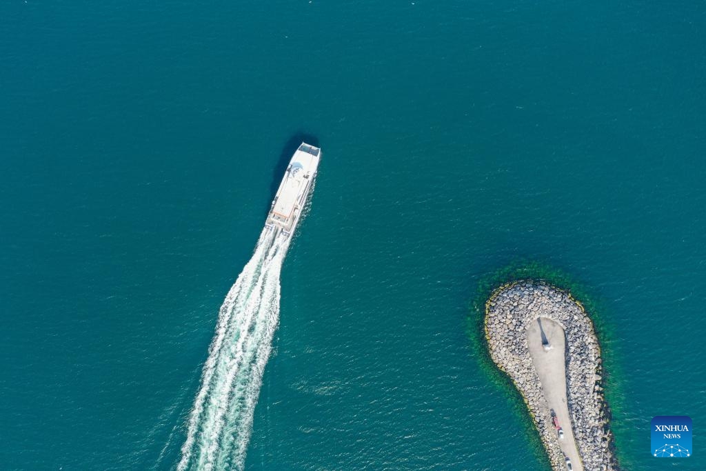 A drone photo taken on July 9, 2024 shows a ship sailing in the Bosphorus Strait in Istanbul, Türkiye. (Photo: Xinhua)