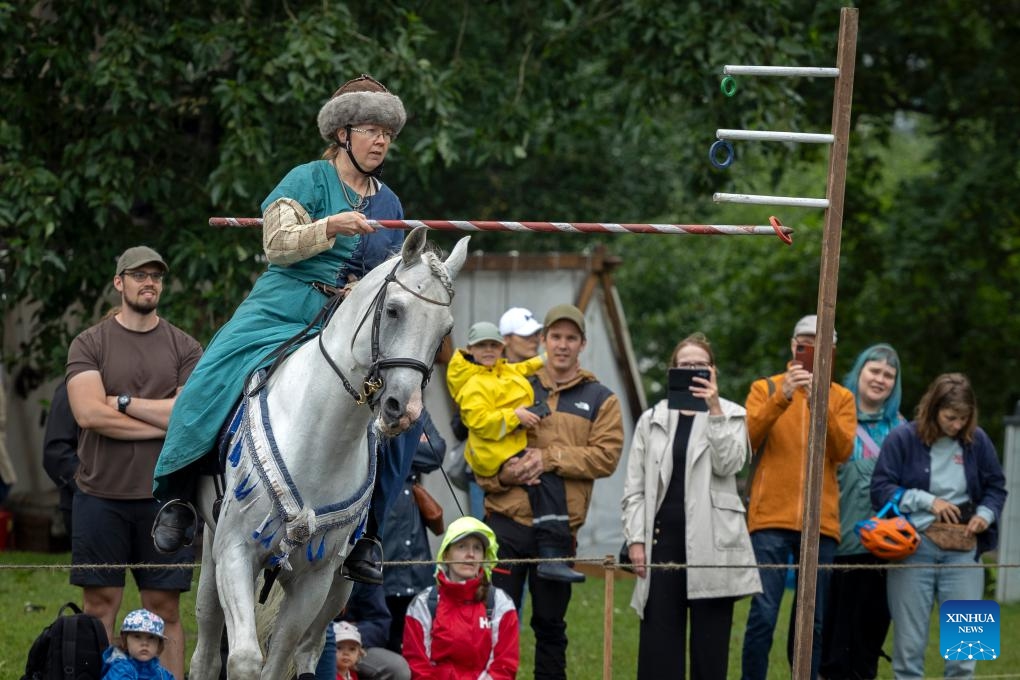 A contestant shows weapon maneuvering skills during the Turku Castle Tournament 2024 in Turku, Finland, July 14, 2024. The 4-day tournament concluded here on Sunday. (Photo: Xinhua)
