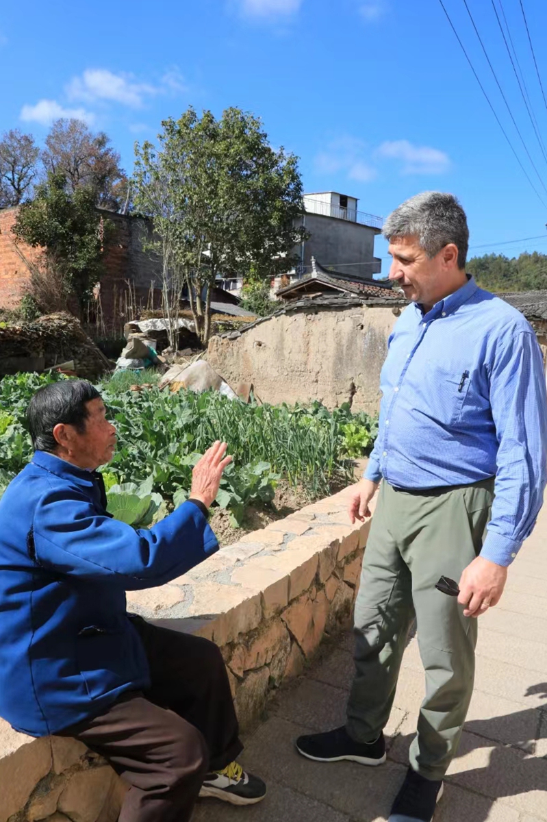 Harvard University professor Michael Szonyi (right) communicates with a village in Yongtai county, East China's Fujian Province. Photo: Courtesy of Michael Szonyi
