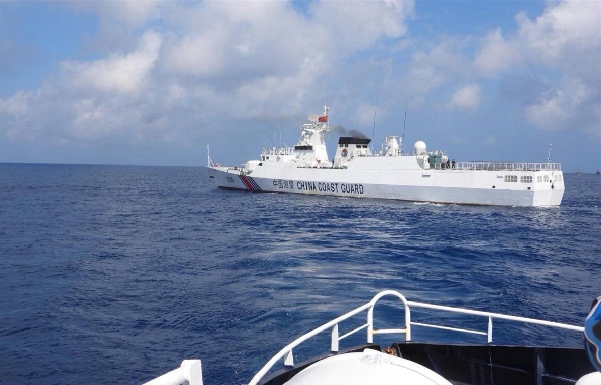 The China Coast Guard vessel takes necessary measures in accordance with the law to expel the vessel of the Philippine Bureau of Fisheries and Aquatic Resources illegally intruding into waters near the Huangyan Dao, on February 22, 2024. Photo: Visual News