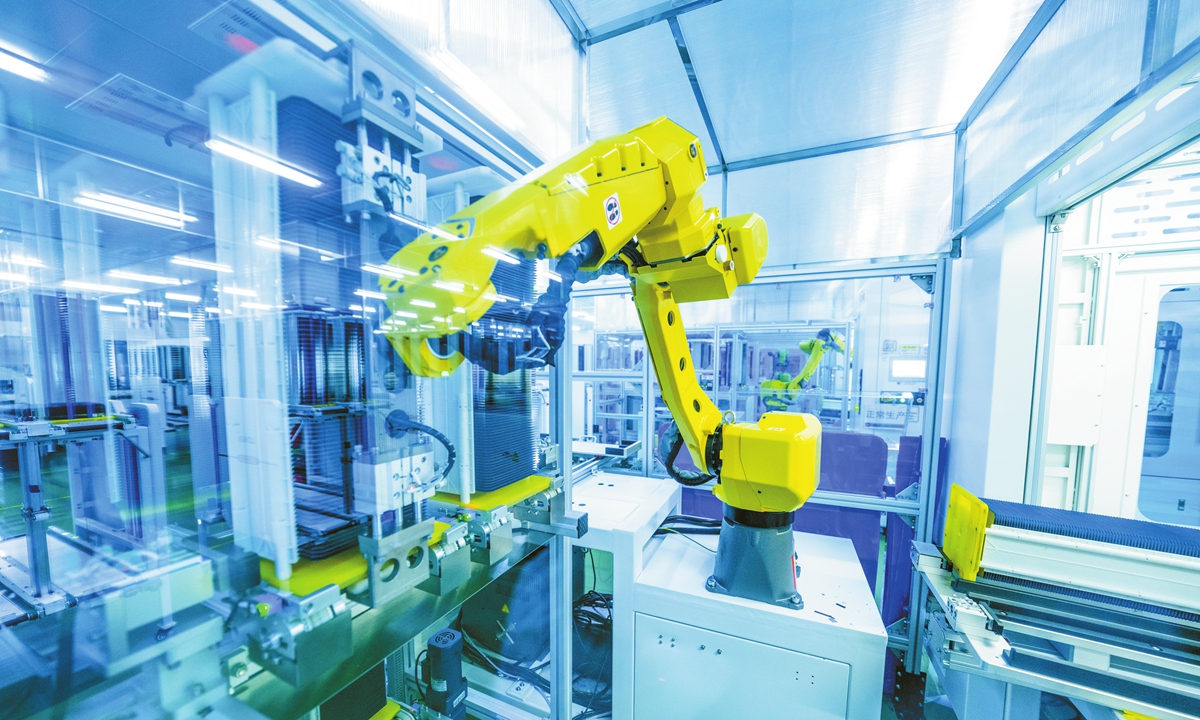 An industrial robotic arm operates on the automated assembly production lines of LONGi Green Energy Technology Co. in Jiaxing, East China’s Jiangsu Province on April 19, 2024. Photo: Courtesy of LONGi