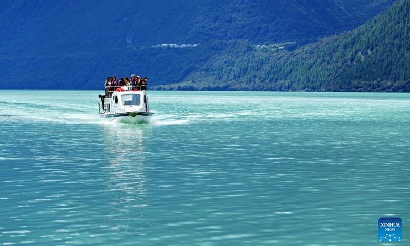 Tourists cruise the lake at Basomtso scenic area, a national 5A tourist attraction, in Nyingchi, southwest China's Xizang Autonomous Region, Aug. 2, 2024. Photo: Xinhua