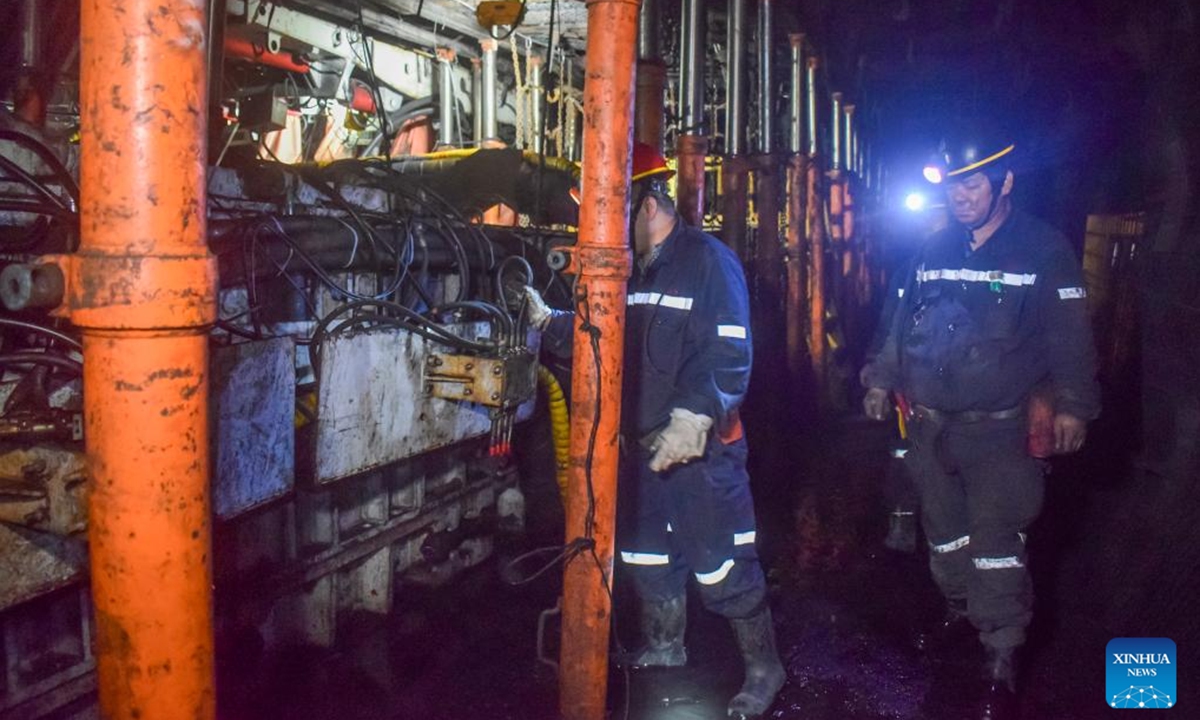 Miners adjust a mining machine at the Huayang No. 2 Coal Mine in Yangquan City, north China's Shanxi Province, Aug. 1, 2024. (Photo: Xinhua)