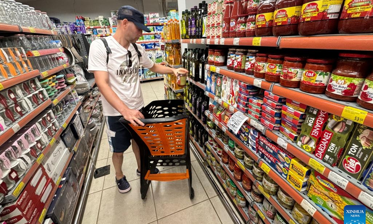 A man shops at a supermarket in Ankara, Türkiye, Aug. 5, 2024. Türkiye's annual inflation rate cooled to 61.78 percent in July, marking the second consecutive month of deceleration, official data showed on Monday. (Photo: Xinhua)