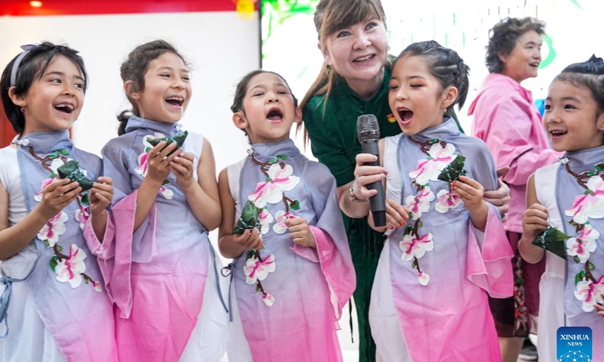 Children learn traditional Chinese solar terms during a celebration of the Dragon Boat Festival at Guyuanxiang Community in Urumqi, northwest China's Xinjiang Uygur Autonomous Region, June 6, 2024.(Photo: Xinhua)