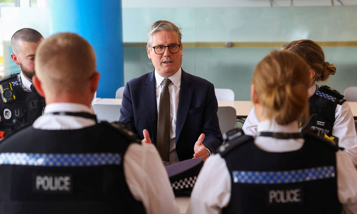 British Prime Minister Keir Starmer speaks with Territorial Support Group public order officers in the canteen at Lambeth Police Headquarters on August 9, 2024 in London, England. Starmer reiterated that police should remain on
