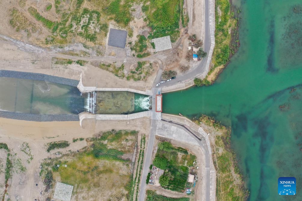 An aerial drone photo taken on Aug. 12, 2024 shows water flowing from the Daxihaizi Reservoir into the river course in Yuli County, northwest China's Xinjiang Uygur Autonomous Region. Northwest China's Xinjiang Uygur Autonomous Region on Monday began discharging water from a reservoir into the Tarim River, China's longest inland river, as part of an ongoing ecological conservation project in the region. (Photo: Xinhua)