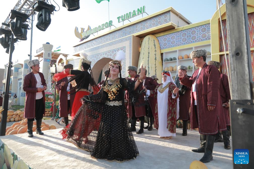 People celebrate the Melon Festival in Khiva, Uzbekistan, Aug. 11, 2024. Khiva in the Khorezm region of Uzbekistan hosted the annual Melon Festival from Aug. 9 to 11. The ancient city showcased a variety of melon products and held a series of vibrant traditional folk celebrations during the festival. （Photo: Xinhua)