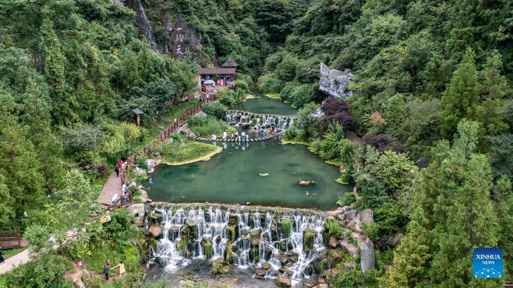 An aerial drone photo shows tourists at the Minghu Lake National Wetland Park in Zhongshan District of Liupanshui, southwest China's Guizhou Province, Aug. 7, 2024. Guizhou Province, with its cool climate and rich tourism resources, attracts tourists from all over the country during the peak summer travel season. (Photo: Xinhua)