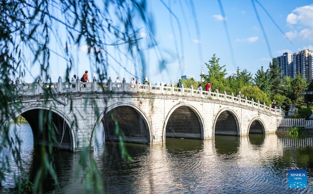 Tourists visit a park in Zhongshan District of Liupanshui, southwest China's Guizhou Province, Aug. 8, 2024. Guizhou Province, with its cool climate and rich tourism resources, attracts tourists from all over the country during the peak summer travel season. (Photo: Xinhua)