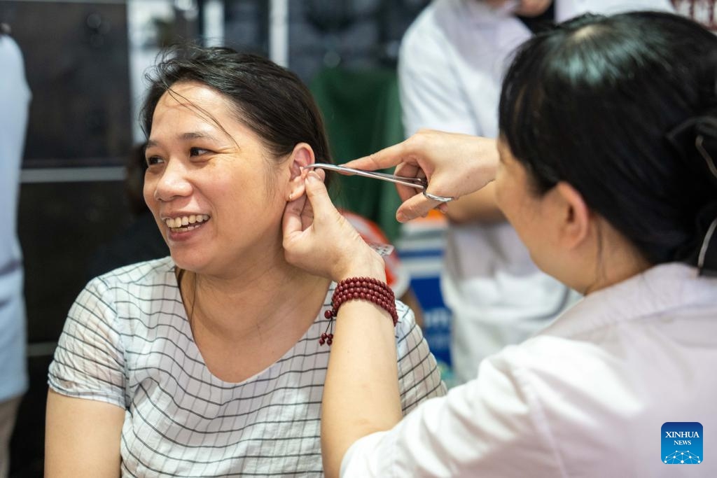 A citizen receives treatment at a night traditional Chinese medicine clinic in Changning City, central China's Hunan Province, Aug. 13, 2024. Local health bureau of Changning City has launched a night clinic, where traditional Chinese medical therapies and treatment services, such as acupuncture, moxibustion, remedial massage, etc., are available to residents for free. The clinic will last until Aug. 18.  (Photo: Xinhua)