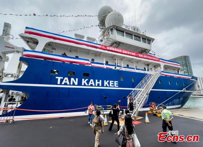People visit the research vessel Tan Kah Kee docked at the Tsim Sha Tsui Pier in the Hong Kong Special Administrative Region, Aug. 18, 2024. With a total length of 77.7 meters and a displacement of 3,611 metric tons, Xiamen University's research vessel Tan Kah Kee was put into operation in April 2017 to commemorate Tan Kah Kee, founder of the university. It opened for visitors in Hong Kong from Aug. 17 to 19. Photo: China News Network