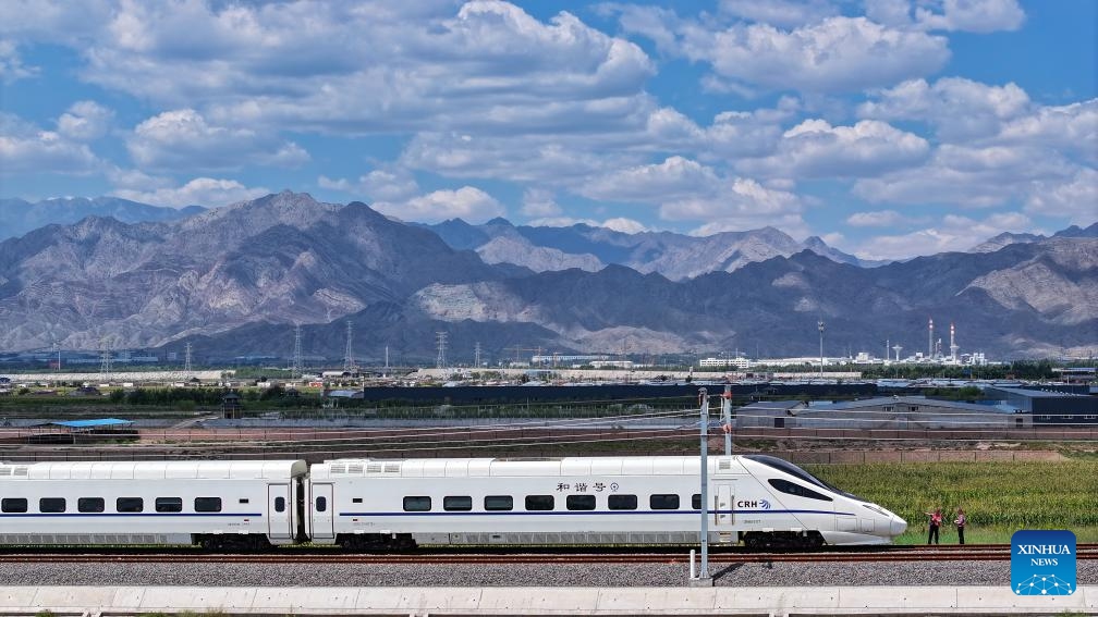 An aerial drone photo taken on Aug. 19, 2024 shows an EMU train conducting fault simulation drill on the Huinong-Yinchuan section of the high-speed railway linking Baotou of north China's Inner Mongolia Autonomous Region and Yinchuan of northwest China's Ningxia Hui Autonomous Region, in Shizuishan City, northwest China's Ningxia Hui Autonomous Region. (Photo: Xinhua)