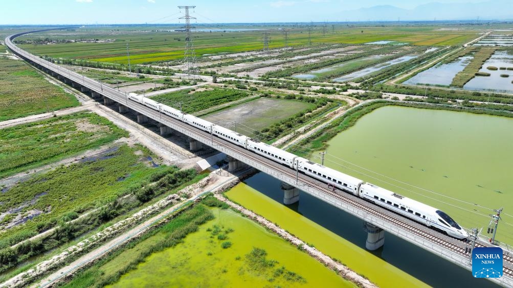 An aerial drone photo taken on Aug. 19, 2024 shows an EMU train conducting fault simulation drill on the Huinong-Yinchuan section of the high-speed railway linking Baotou of north China's Inner Mongolia Autonomous Region and Yinchuan of northwest China's Ningxia Hui Autonomous Region, in Shizuishan City, northwest China's Ningxia Hui Autonomous Region. (Photo: Xinhua)