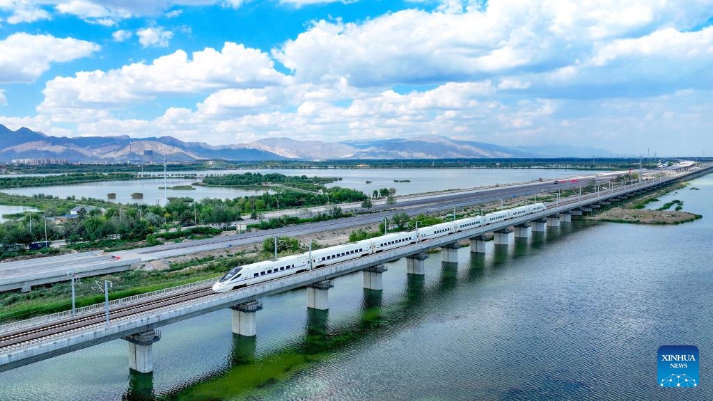 An aerial drone photo taken on Aug. 19, 2024 shows an EMU train conducting fault simulation drill on the Huinong-Yinchuan section of the high-speed railway linking Baotou of north China's Inner Mongolia Autonomous Region and Yinchuan of northwest China's Ningxia Hui Autonomous Region, in Shizuishan City, northwest China's Ningxia Hui Autonomous Region. (Photo: Xinhua)