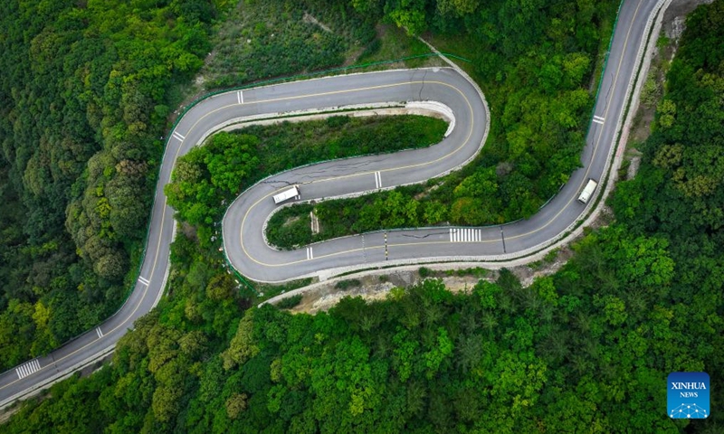 An aerial drone photo taken on Aug. 24, 2024 shows people visiting Liupanshan National Forest Park by tour bus in Guyuan City, northwest China's Ningxia Hui Autonomous Region. (Xinhua/Feng Kaihua)