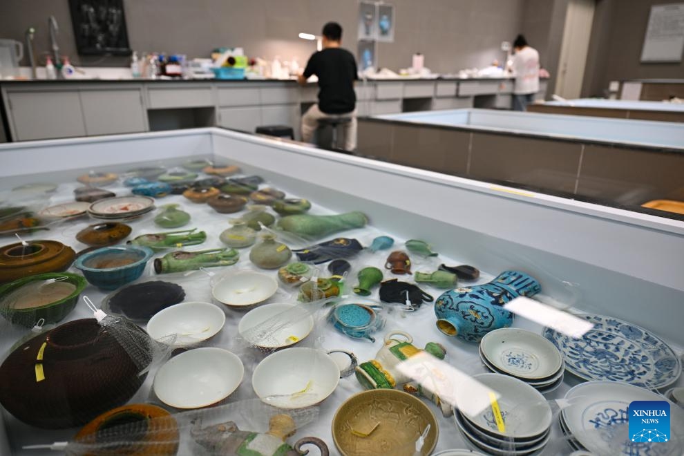 This photo taken on Aug. 27, 2024 shows cultural relics during desalination process in Qionghai City, south China's Hainan Province. At China (Hainan) Museum of the South China Sea, there is a cultural relic restoration team conducting the protection work of cultural relics retrieved from two ancient shipwrecks in the South China Sea. (Photo: Xinhua)