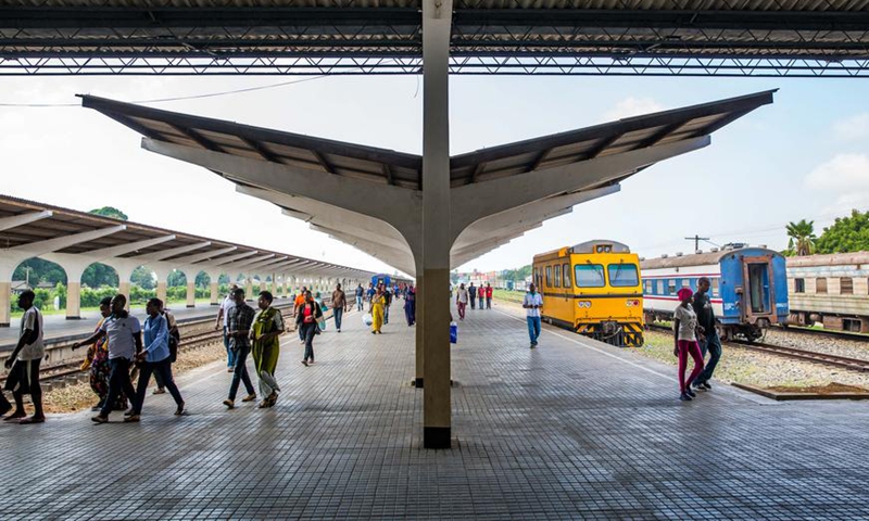 Passengers leave a train after arriving at the Dar Es Salaam station of Tanzania-Zambia Railway in Dar Es Salaam, capital of Tanzania, Feb. 14, 2019. (Xinhua/Lyu Shuai) 