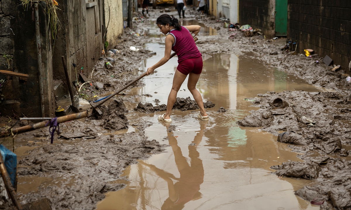

A woman sweeps mud off the street, in the aftermath of tropical storm Yagi, in Pilila, the Philippines, on September 4, 2024. The death toll from flooding and landslides triggered by the tropical storm has risen to 14, local government said on September 3, while schools and government offices were closed in Manila and nearby provinces on the same day because of expected bad weather. Photo: IC