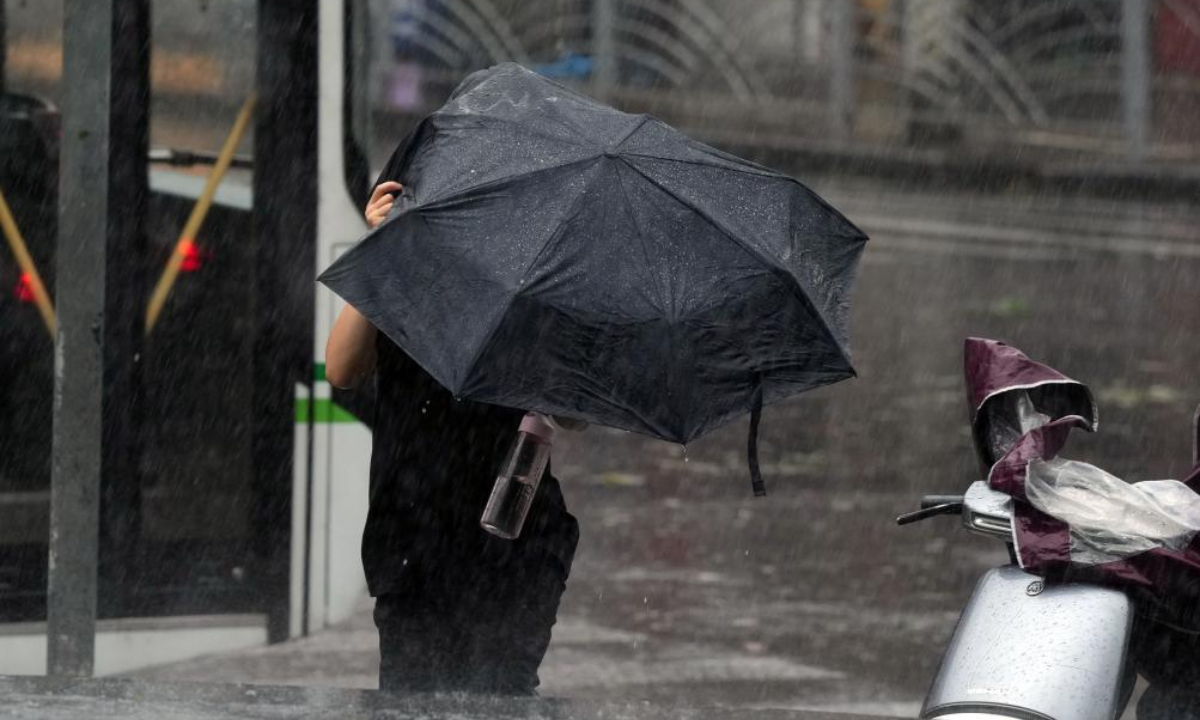 A pedestrian wades through a waterlogged road in Minhang District of east China's Shanghai, Sep 16, 2024. Photo:Xinhua