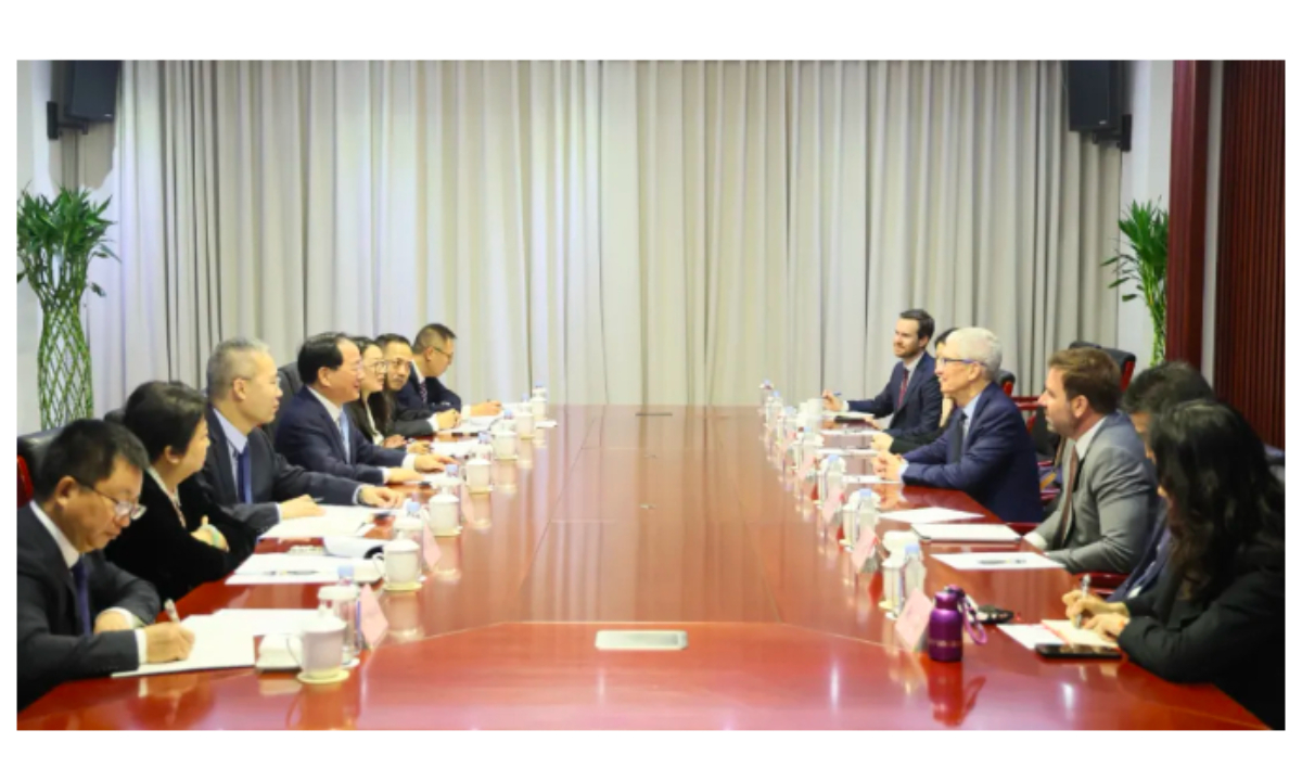 China's Minister of Industry and Information Technology, Jin Zhuanglong, meets with Apple CEO Tim Cook on Wednesday. Photo: snapshot from the website of MIIT.