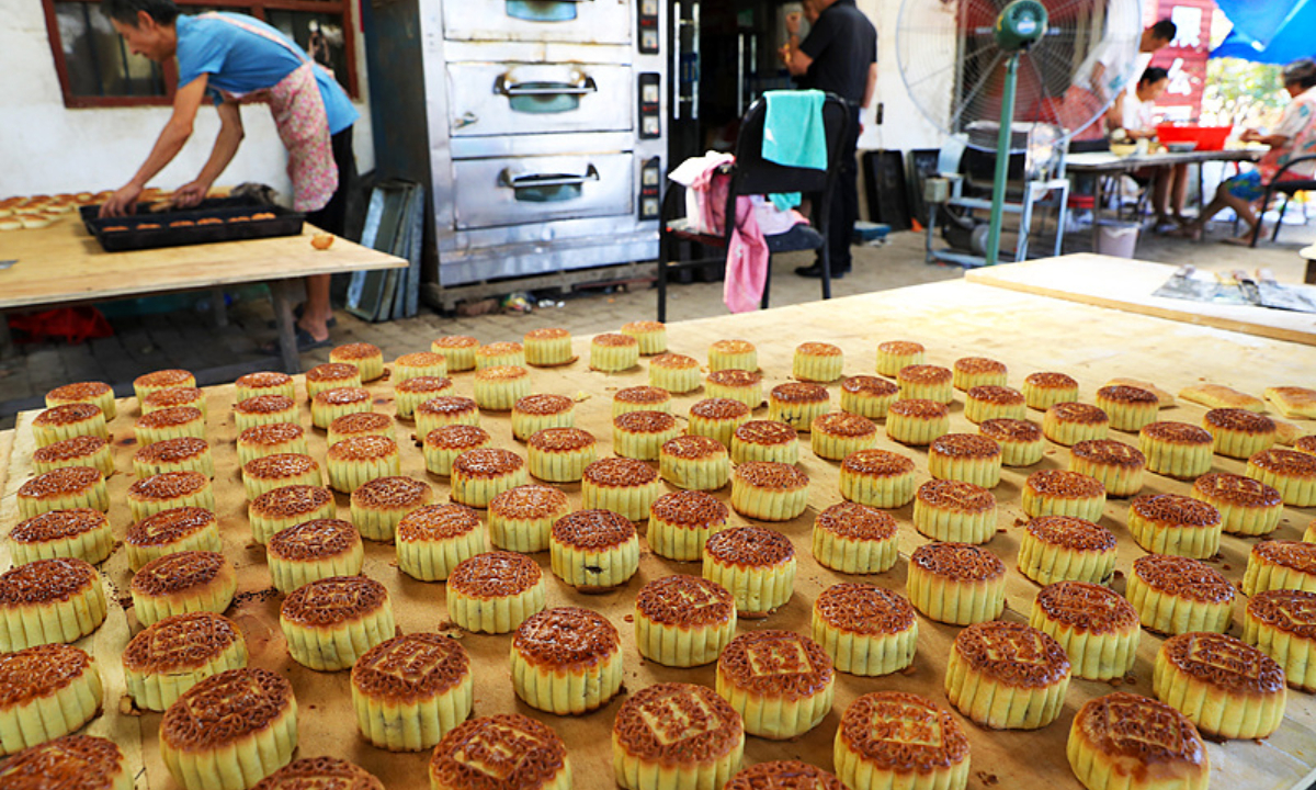 Villagers in Xuchang, Central China's Henan Province, are busy making traditional mooncakes, on September 4, 2024. Photo: VCG