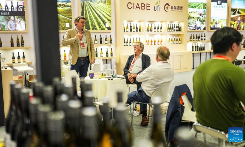 Exhibitors communicate during the 13th China (Guizhou) International Alcoholic Beverages Expo in Guiyang, southwest China's Guizhou Province, Sept. 9, 2024. The four-day China (Guizhou) International Alcoholic Beverages Expo kicked off here Monday. (Photo: Xinhua)