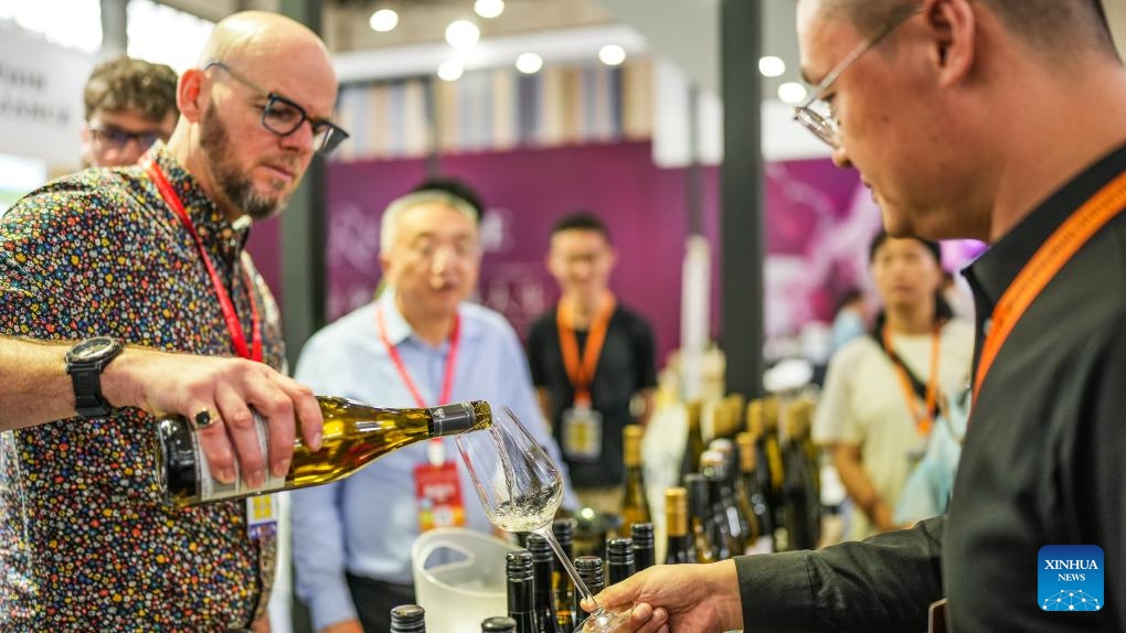 People taste alcoholic beverage products at the 13th China (Guizhou) International Alcoholic Beverages Expo in Guiyang, southwest China's Guizhou Province, Sept. 9, 2024. The four-day China (Guizhou) International Alcoholic Beverages Expo kicked off here Monday. (Photo: Xinhua)