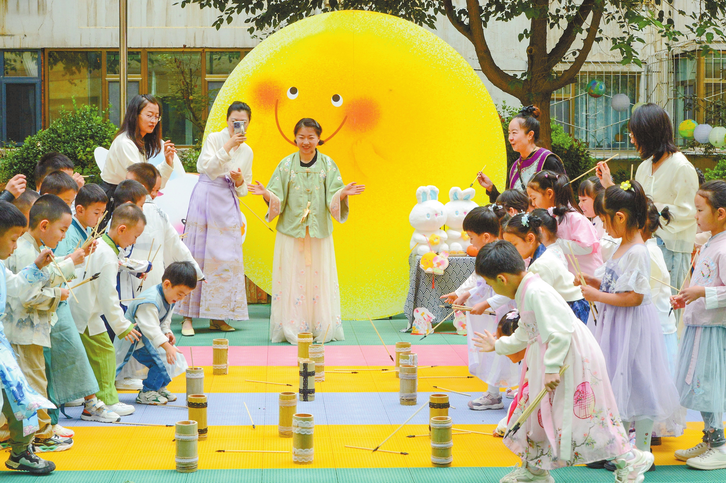 Kindergarten children and teachers wear traditional Chinese outfits to celebrate the Mid-Autumn Festival in Lanzhou, Northwest China's Gansu Province, on September 11, 2024. The festival falls on the 15th day of the eighth month of the traditional Chinese calendar. Photo: VCG