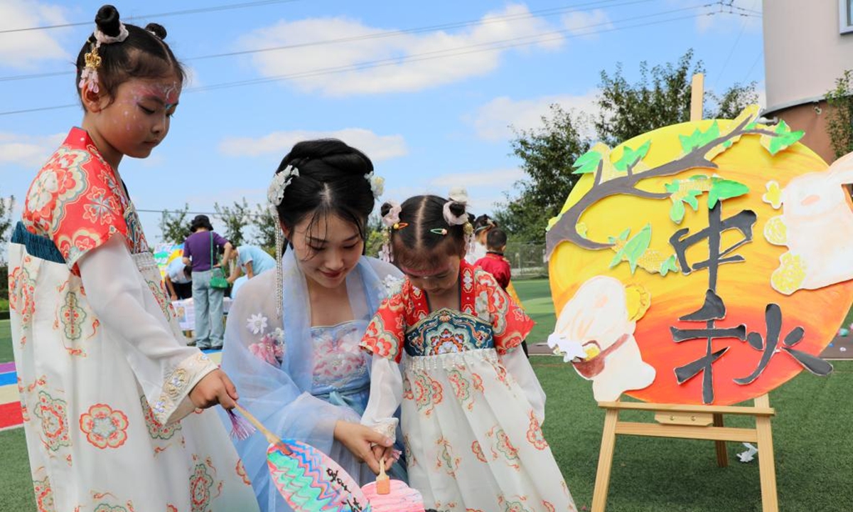 People enjoy holiday ahead of Mid-Autumn Festival across China - Global ...
