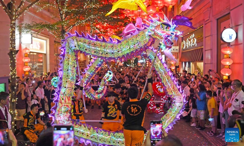 People watch a dragon dance during the Mid-Autumn Festival in Hong Kong, south China, Sept. 17, 2024. (Photo: Xinhua)
