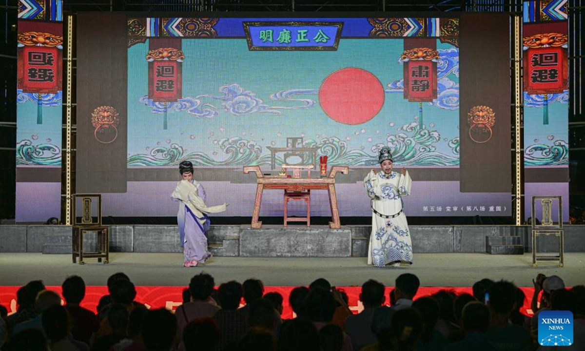 Actors stage Qiong Opera at the Evergreen Park in Haikou, south China's Hainan Province, Oct. 6, 2024. As one of the series activities of the first edition of the Haikou Urban Art Week, a Qiong Opera performance was held here on Sunday.
Qiong Opera could be traced back to a century ago in Ding'an County in this southern Chinese island, which is referred to as Qiong in abbreviation. (Photo: Xinhua)