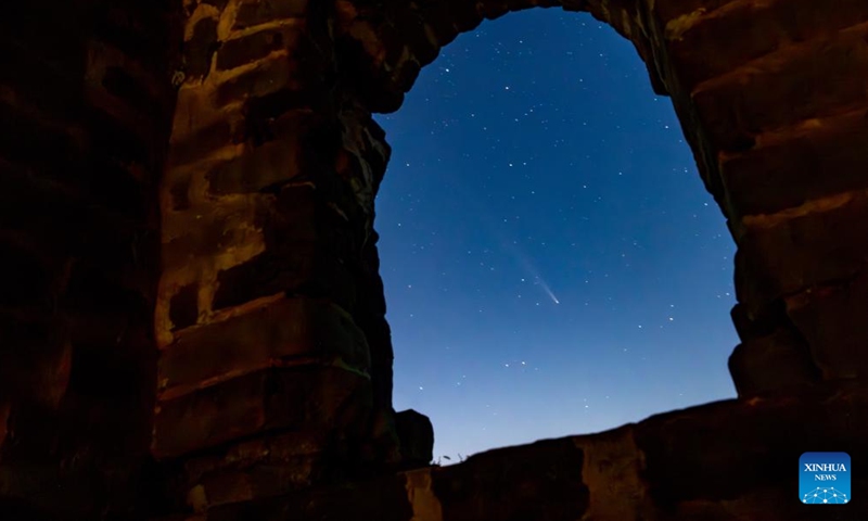 The comet C/2023 A3 (Tsuchinshan-ATLAS) is seen in the sky above the Panlongshan section of the Great Wall in Beijing, capital of China, Oct. 19, 2024. (Photo: Xinhua)
