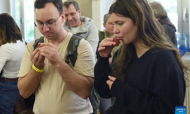 Visitors taste tea during Vienna Tea Festival in Vienna, Austria, Oct. 19, 2024.
The two-day event kicked off here on Saturday, attracting worldwide exhibitors to showcase their tea products. (Photo: Xinhua)