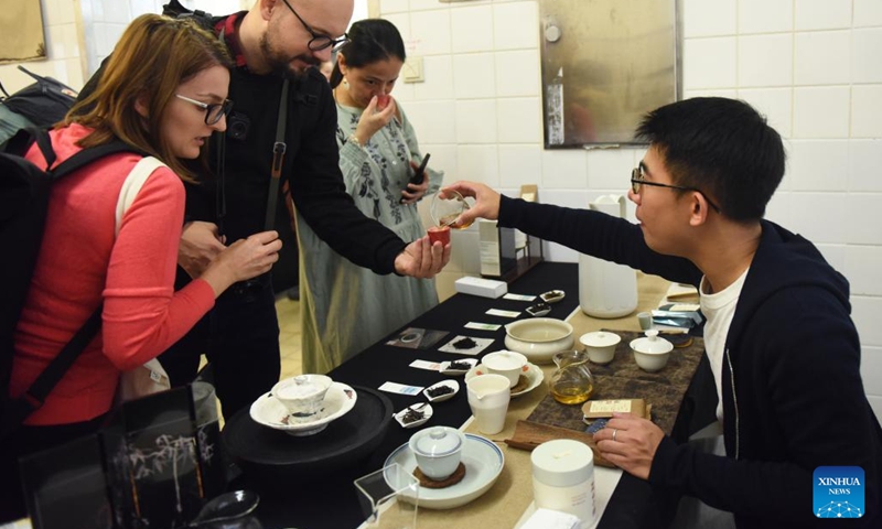 A Wuyi rock tea exhibitor (1st R) serves tea to visitors during Vienna Tea Festival in Vienna, Austria, Oct. 19, 2024.
The two-day event kicked off here on Saturday, attracting worldwide exhibitors to showcase their tea products. (Photo: Xinhua)