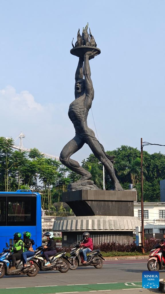 This photo taken with a mobile phone shows the Patung Pemuda Membangun statue in Jakarta, Indonesia, July 12, 2024. Located on the northwest coast of Java Island, Jakarta is the largest city in Indonesia and is currently the political, economic and cultural center of the country. (Photo: Xinhua)