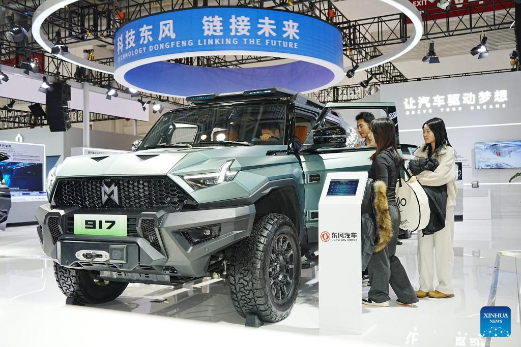 Visitor learn about a SUV at the booth of Dongfeng Motor at the second China International Supply Chain Expo (CISCE) in Beijing, capital of China, Nov. 28, 2024.
