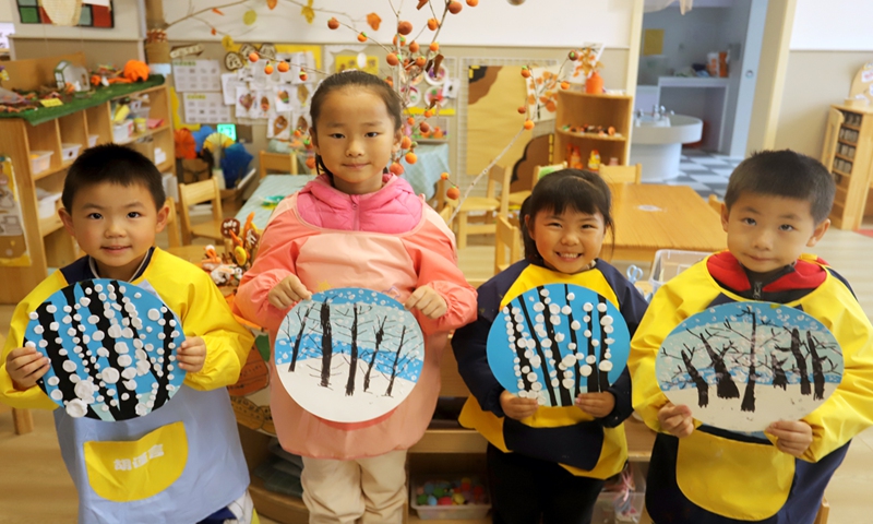 Children in the Gusu district of Suzhou, East China's Jiangsu Province, show their creative snow scene drawings on December 5, 2024 to welcome the upcoming day of Major Snow. Falling on December 6, Major Snow, also known as 