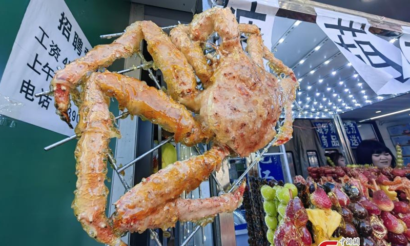 Creative Tanghulu, a traditional Chinese snack of candied fruit, becomes a hit on Central Avenue in Harbin, northeast China's Heilongjiang Province. (Photo/ICphoto)