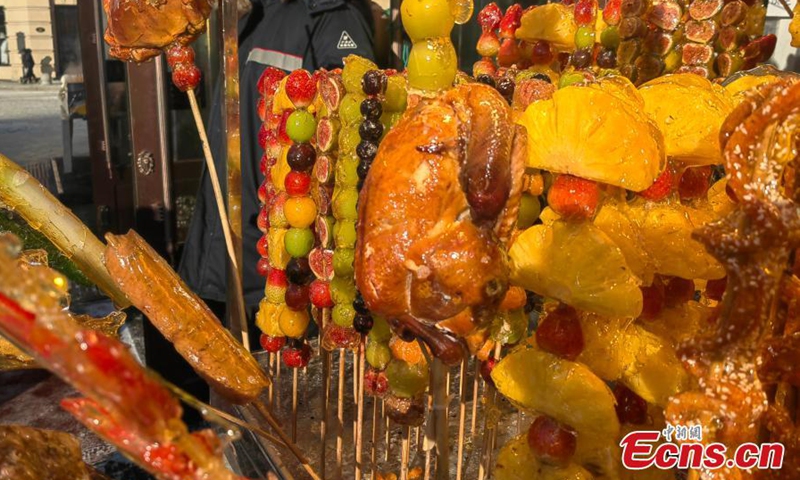 Creative Tanghulu, a traditional Chinese snack of candied fruit, becomes a hit on Central Avenue in Harbin, northeast China's Heilongjiang Province. (Photo/ICphoto)