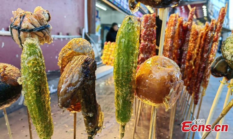 Creative Tanghulu, a traditional Chinese snack of candied fruit, becomes a hit on Central Avenue in Harbin, northeast China's Heilongjiang Province. (Photo/ICphoto)