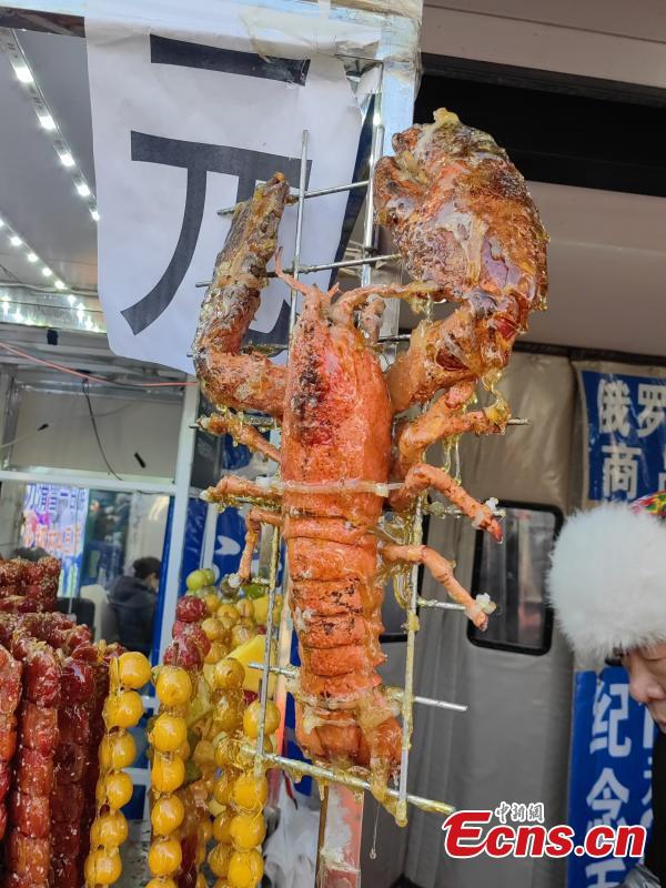 Creative Tanghulu, a traditional Chinese snack of candied fruit, becomes a hit on Central Avenue in Harbin, northeast China's Heilongjiang Province. (Photo/ICphoto)