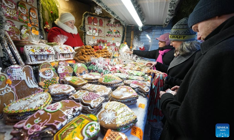 A vendor sells gingerbread products at a Christmas market in Riga, Latvia, Dec. 7, 2024. Photo: Xinhua