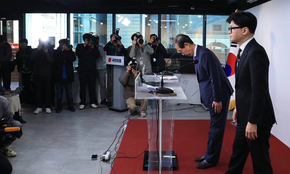South Korean Prime Minister Han Duck-soo and ruling People Power Party (PPP) leader Han Dong-hoon hold a joint press briefing on December 8, 2024, saying President Yoon Suk-yeol will not be involved in state affairs, including diplomacy, and that the prime minister will lead the state affairs until Yoon's early and orderly departure. Photo:VCG